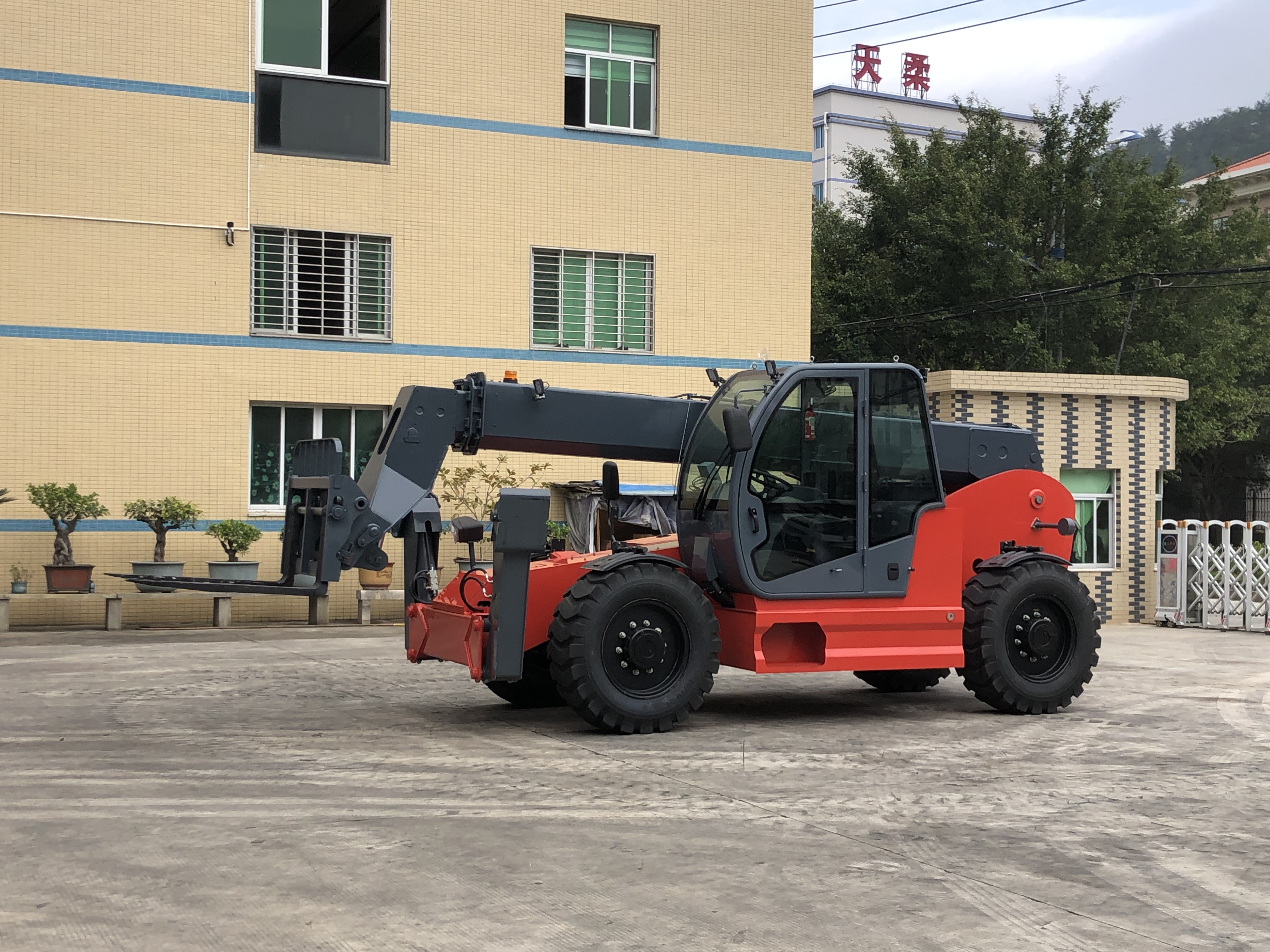  Forklift Telescopic Handler Serbaguna GTF40 untuk Penanganan Material